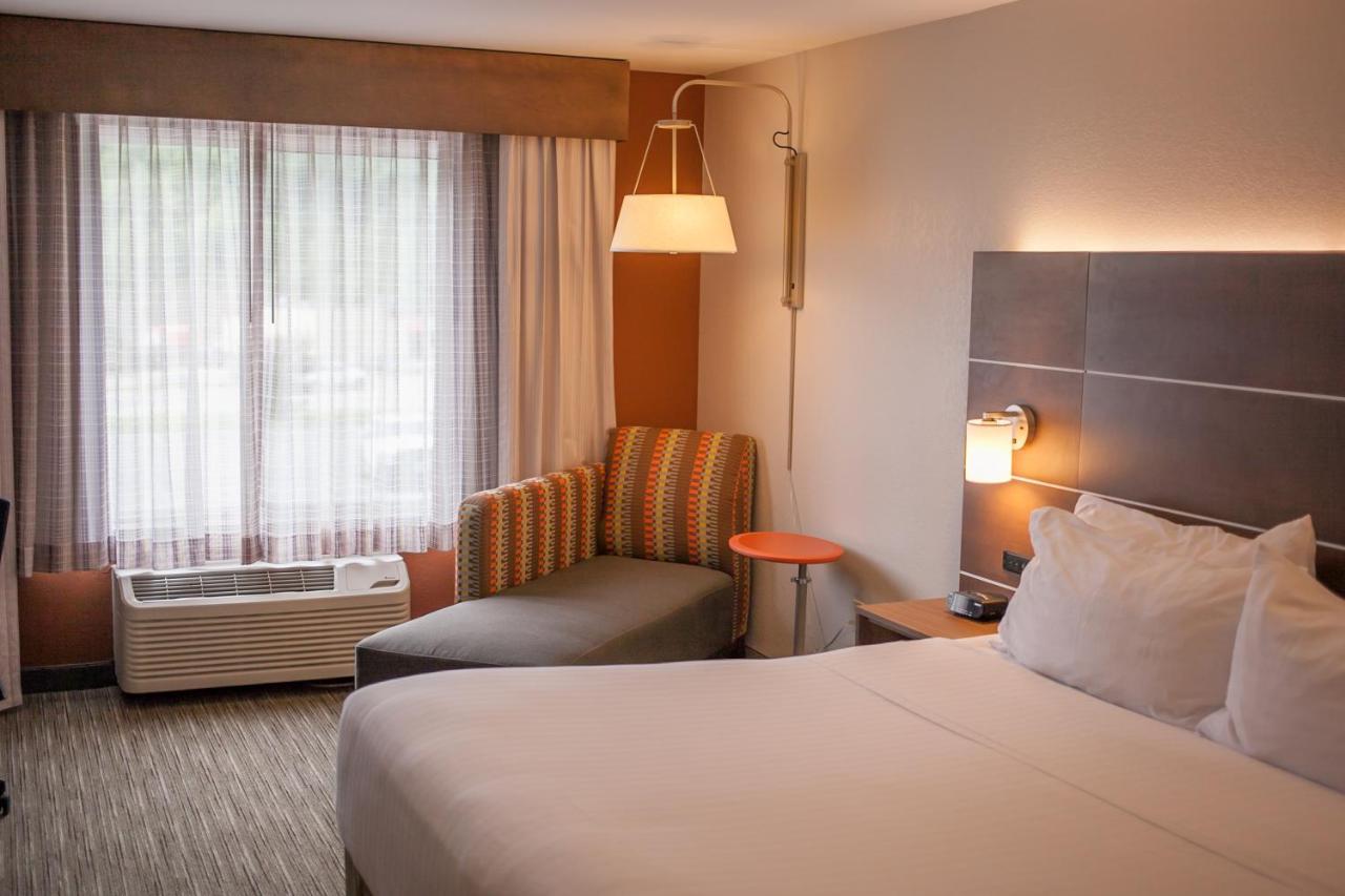 Holiday Inn Express & Suites Logan, An Ihg Hotel Extérieur photo