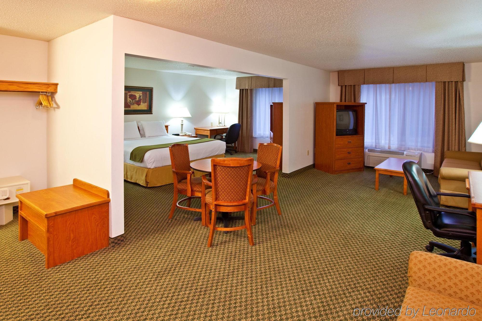 Holiday Inn Express & Suites Logan, An Ihg Hotel Chambre photo