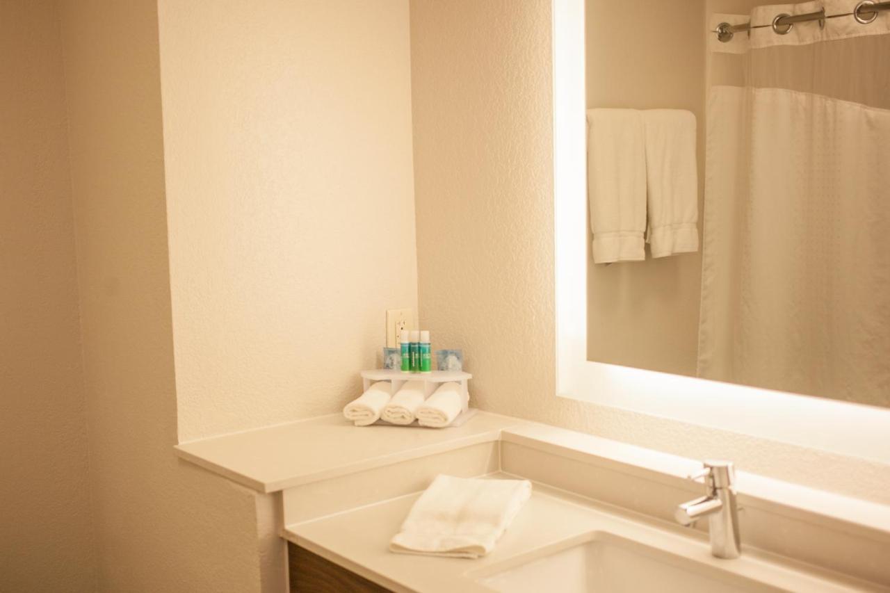 Holiday Inn Express & Suites Logan, An Ihg Hotel Extérieur photo