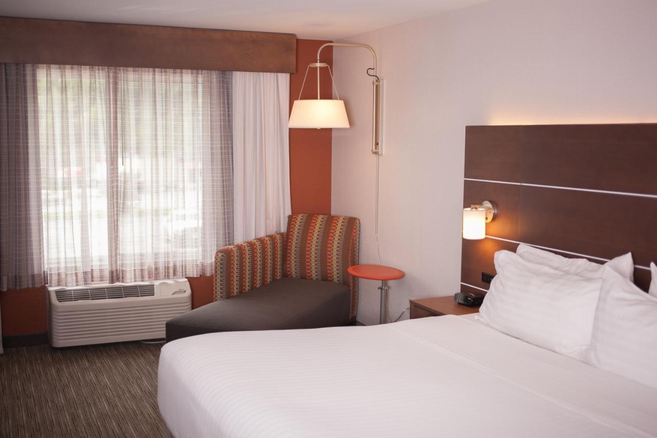 Holiday Inn Express & Suites Logan, An Ihg Hotel Extérieur photo