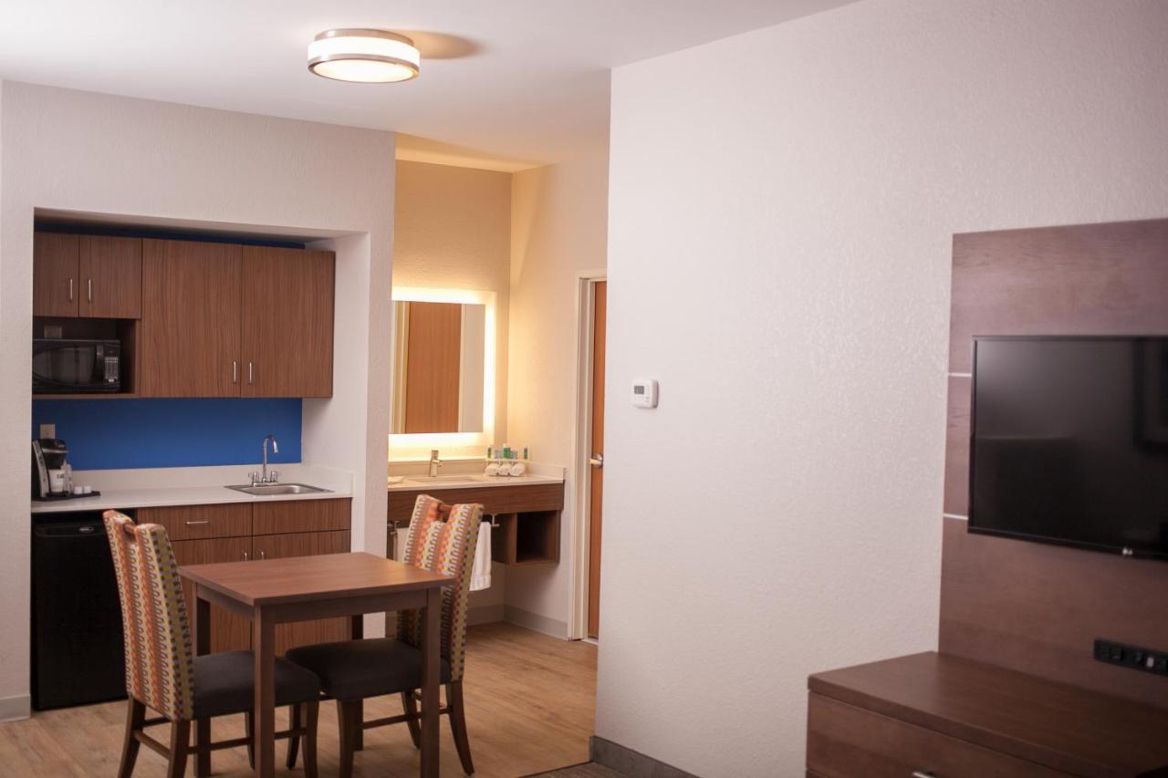 Holiday Inn Express & Suites Logan, An Ihg Hotel Extérieur photo