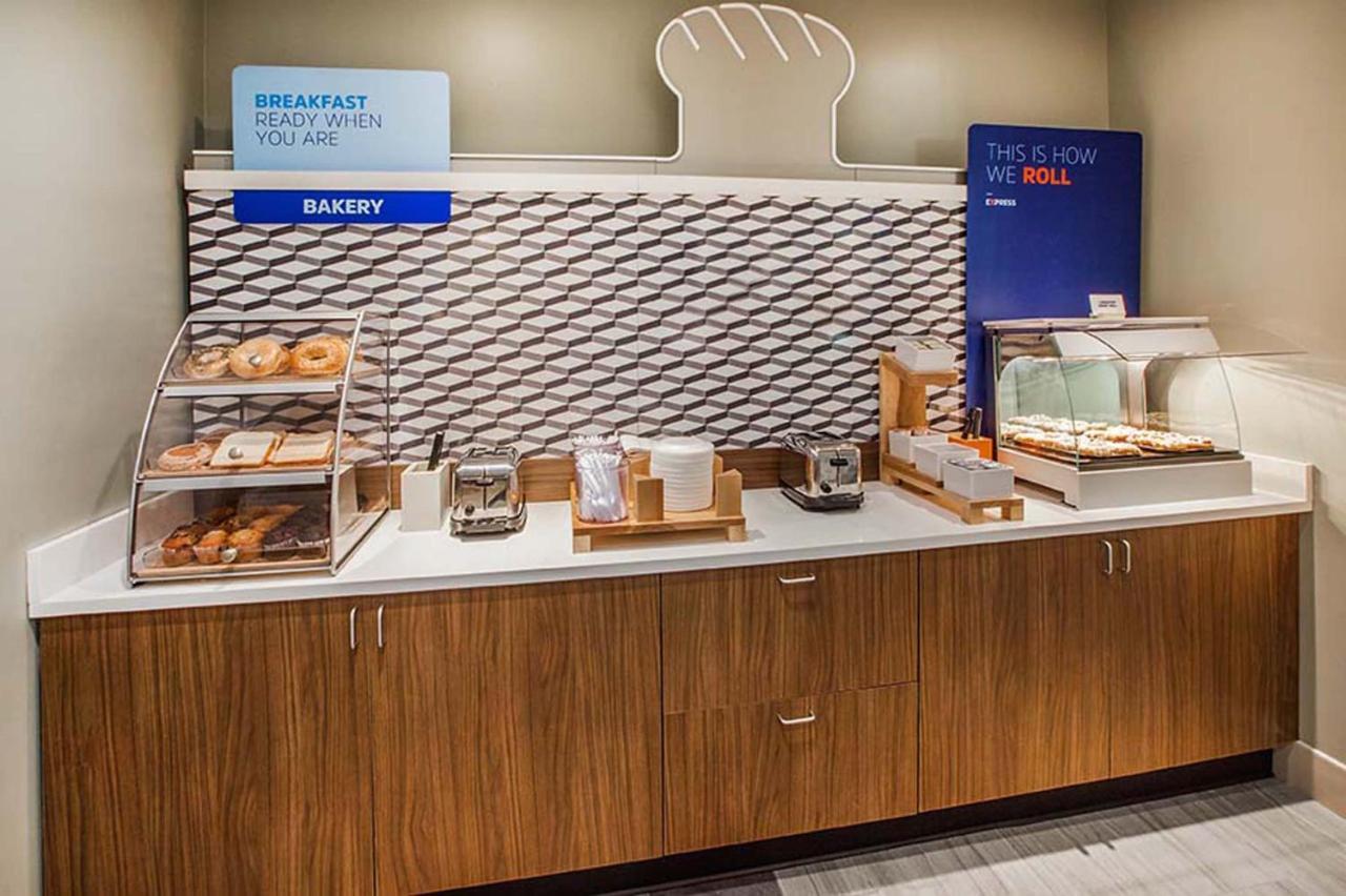 Holiday Inn Express & Suites Logan, An Ihg Hotel Extérieur photo