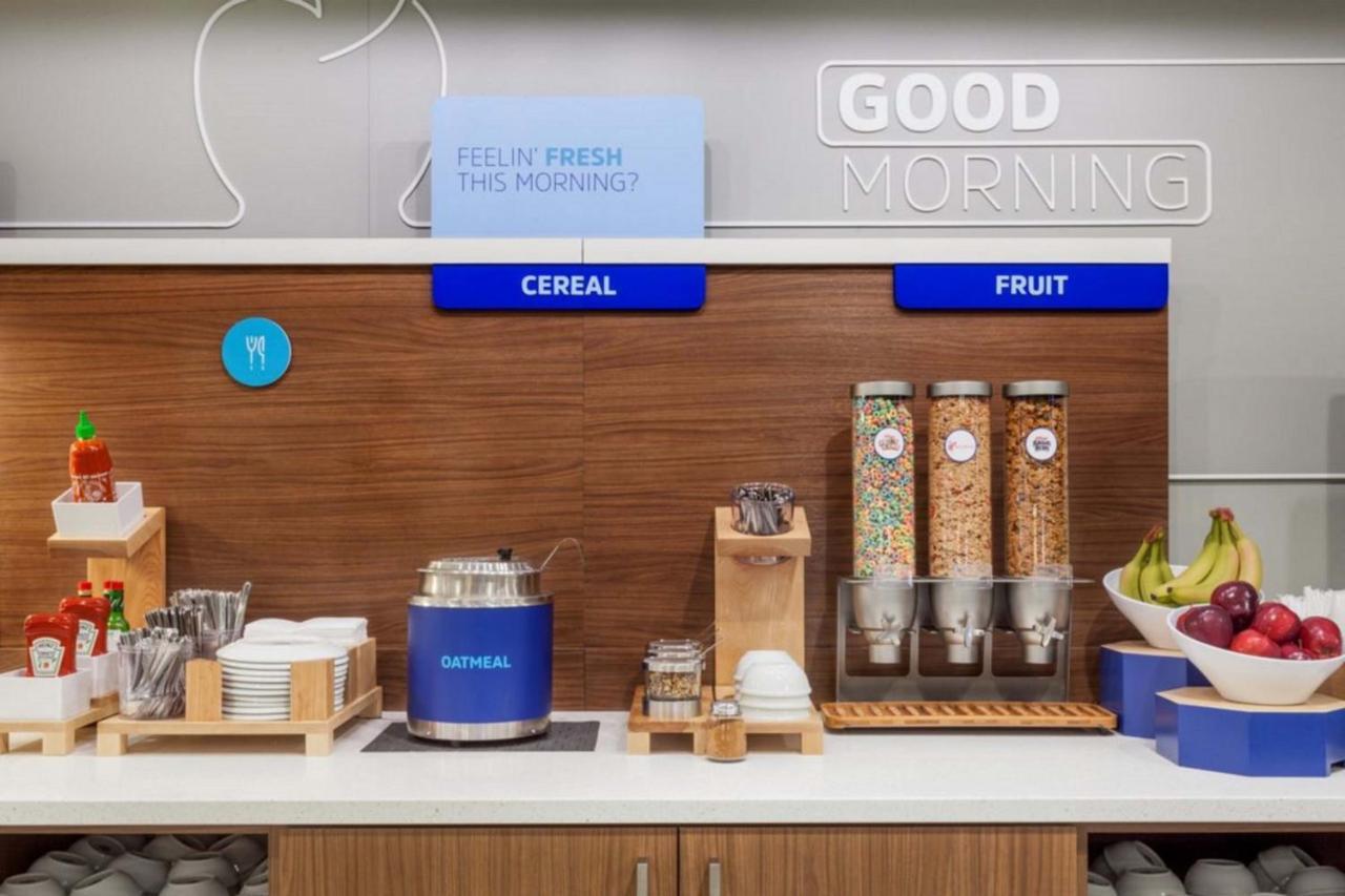 Holiday Inn Express & Suites Logan, An Ihg Hotel Extérieur photo